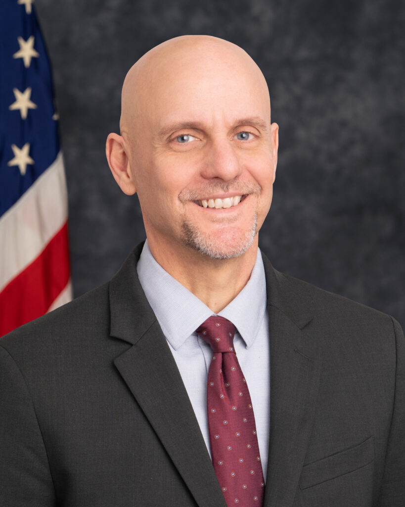 Official portrait of FDA Commissioner Stephen Hahn.