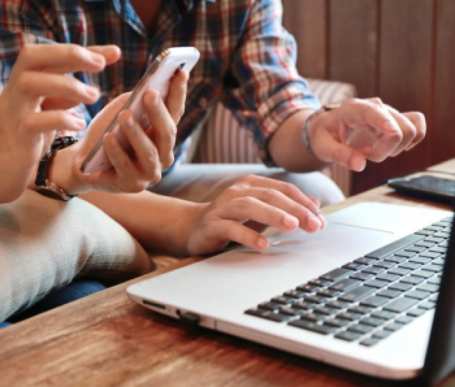 laptop_couple_homebuying