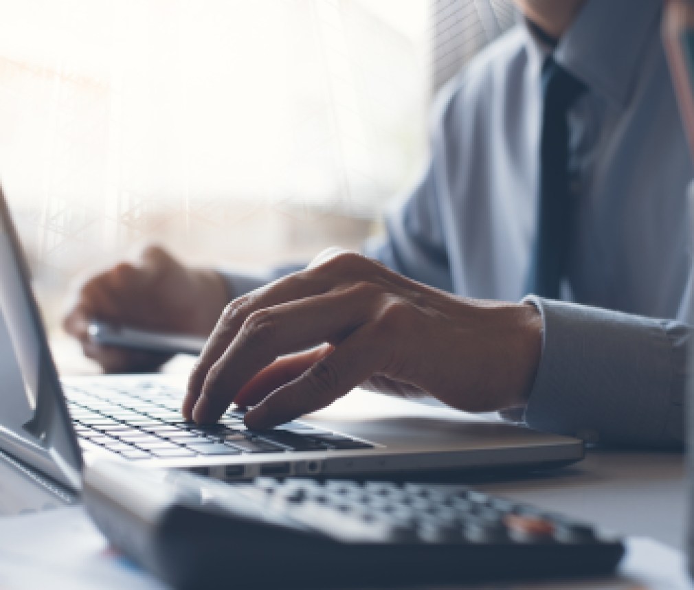 manDesk_working_laptop