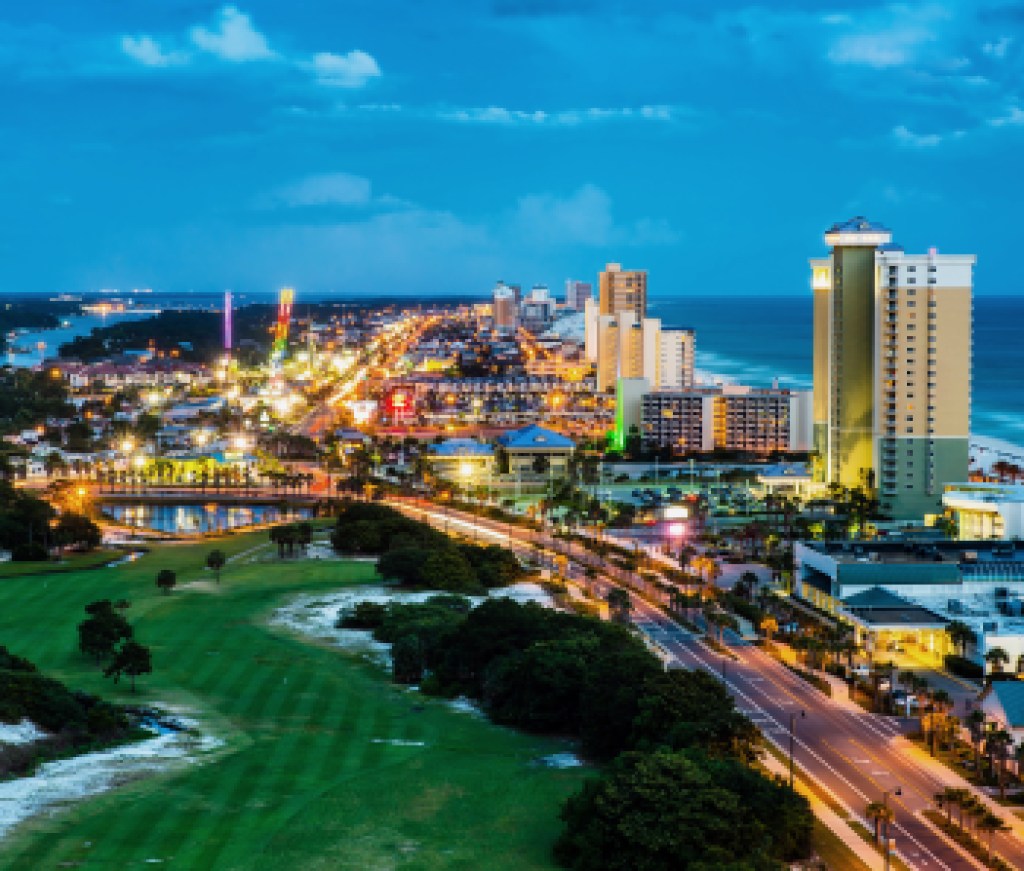 Panama City Beach, Florida, view of Front Beach Road at night du