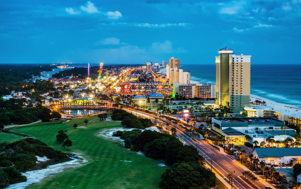 Panama City Beach, Florida, view of Front Beach Road at night du