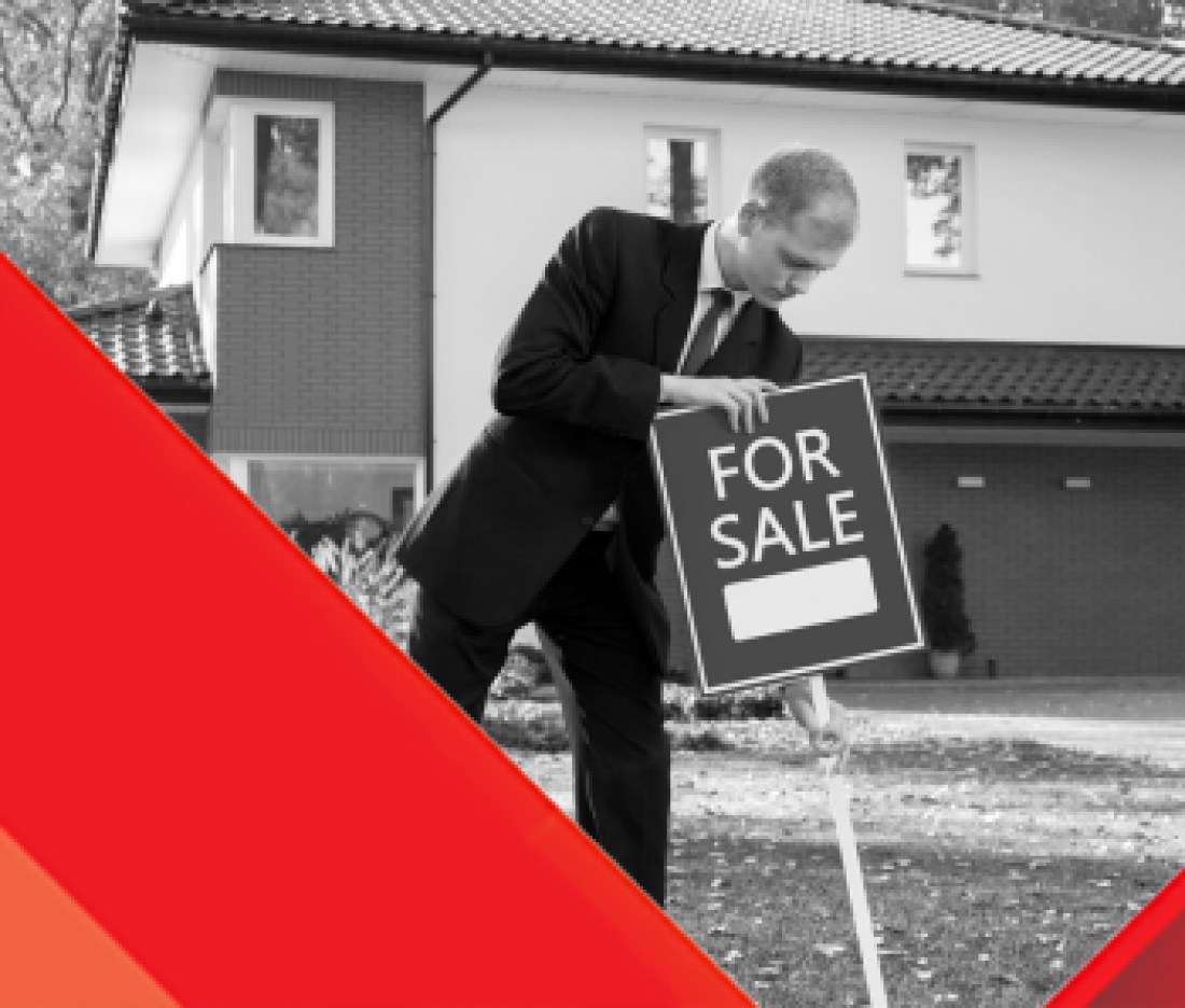 HW+ agent putting sign in the yard