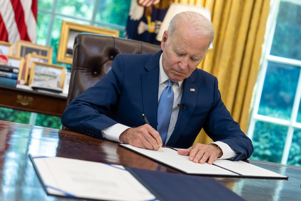 bidensignsveto_whitehouse