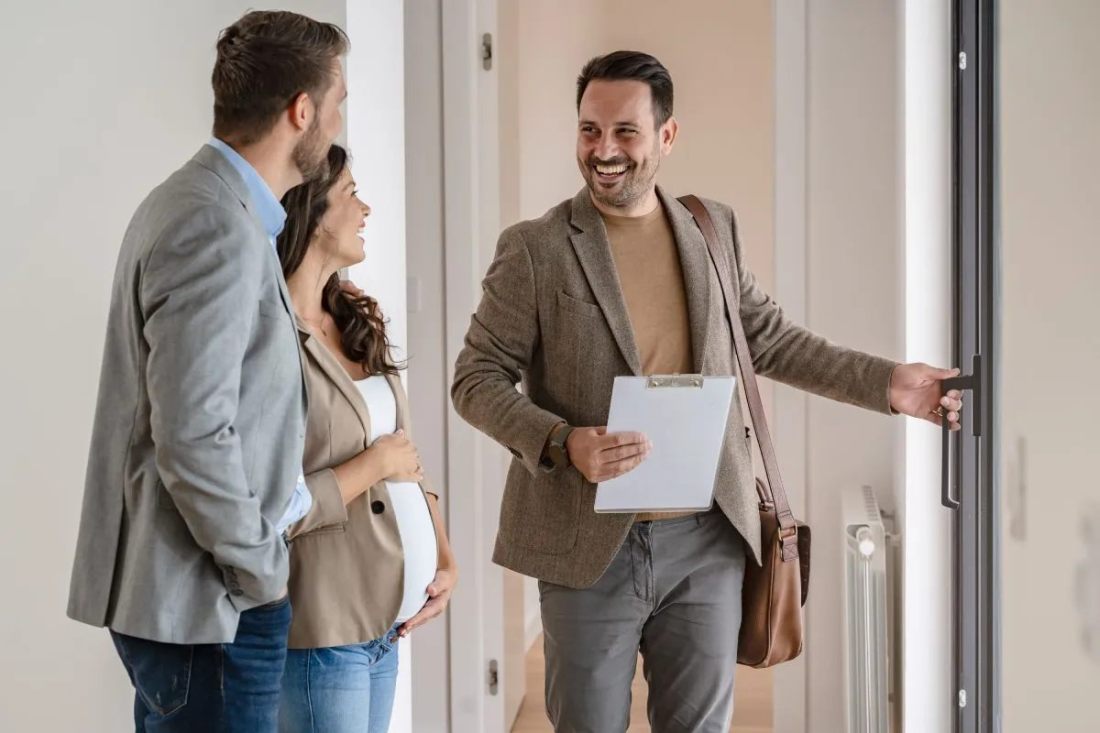 Real-estate-agent-visiting-an-apartment